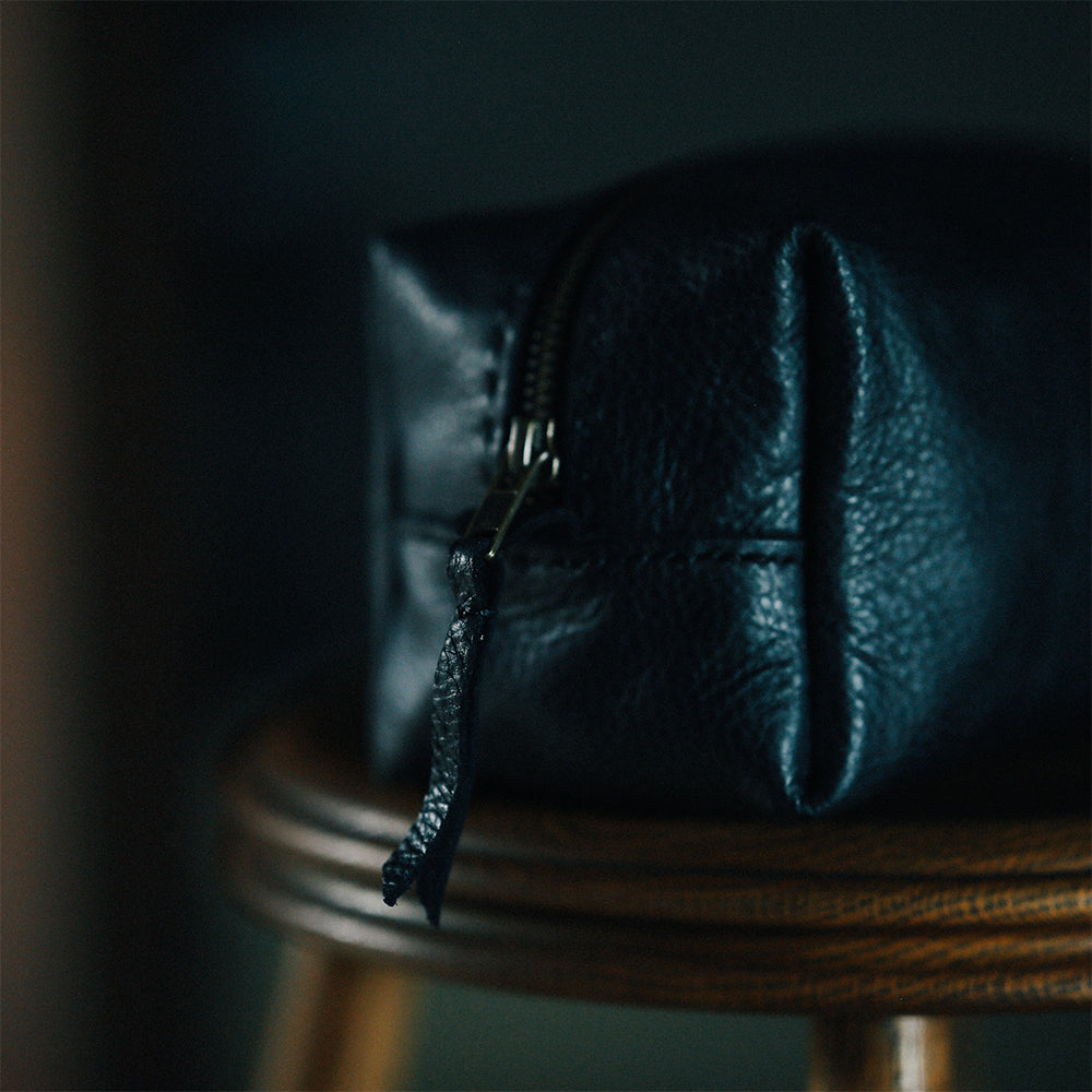 ソフトカウレザー Travel Mini Pouch(ベジタブルタンニン鞣し) / ブラックレザー