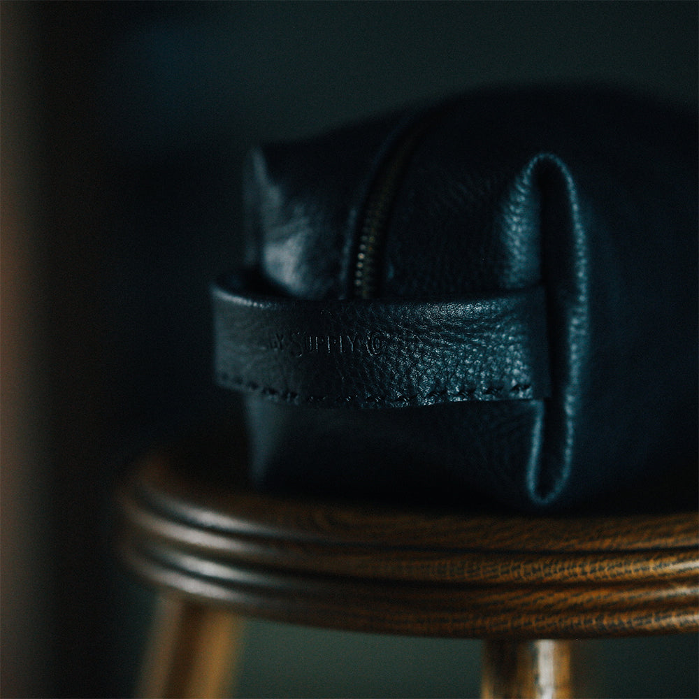 ソフトカウレザー Travel Mini Pouch(ベジタブルタンニン鞣し) / ブラックレザー