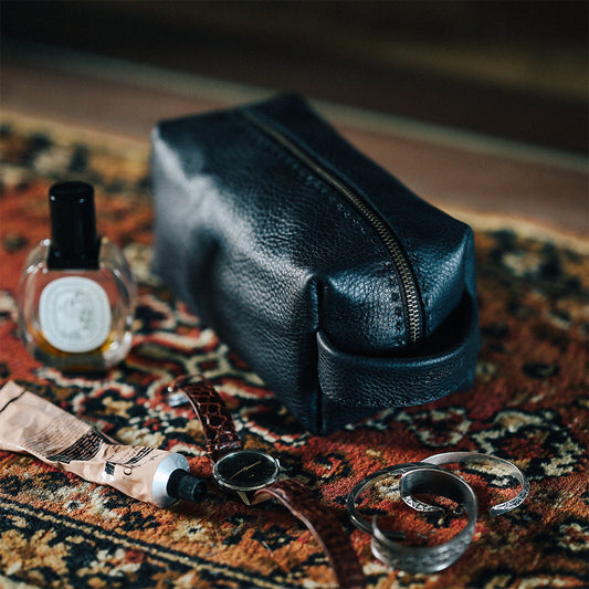 ソフトカウレザー Travel Mini Pouch(ベジタブルタンニン鞣し) / ブラックレザー