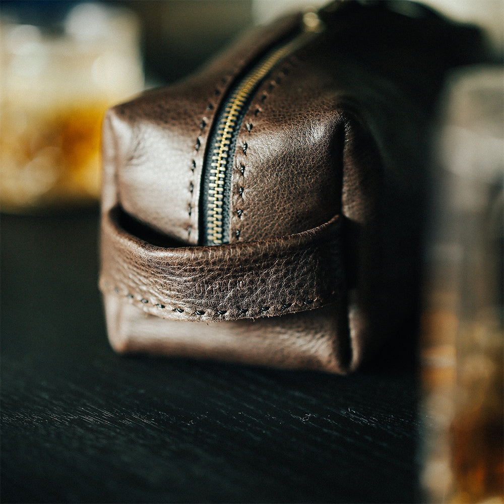 ソフトカウレザー Travel Mini Pouch(ベジタブルタンニン鞣し) / ダークブラウンレザー