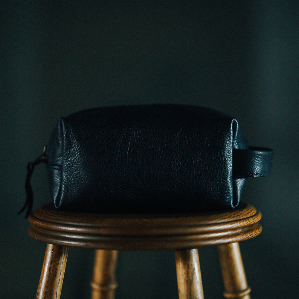ソフトカウレザー Travel Mini Pouch(ベジタブルタンニン鞣し) / ブラックレザー