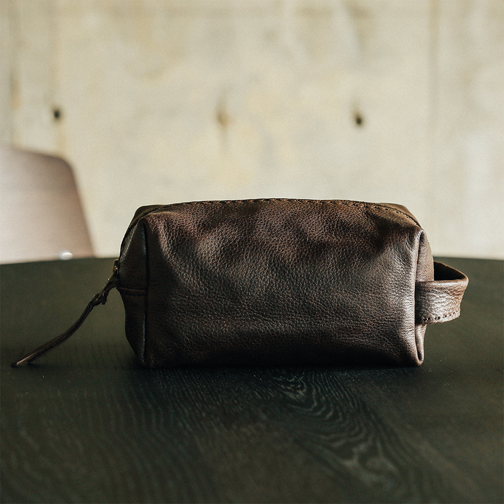 ソフトカウレザー Travel Mini Pouch(ベジタブルタンニン鞣し) / ダークブラウンレザー