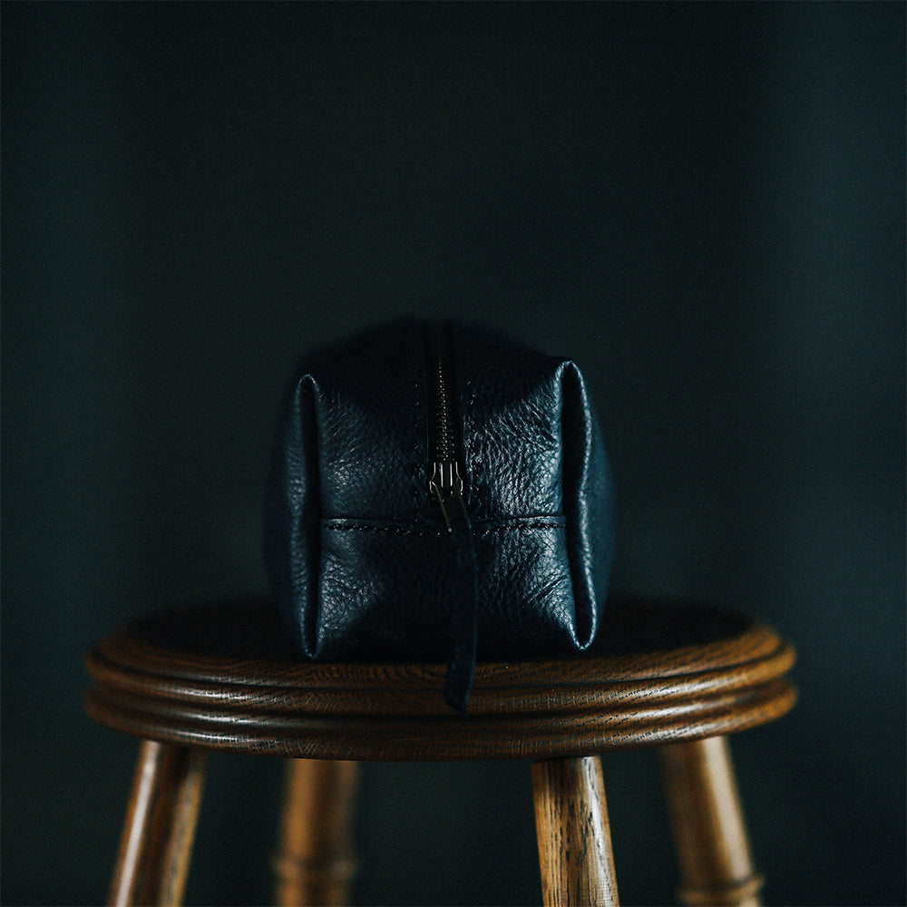 ソフトカウレザー Travel Mini Pouch(ベジタブルタンニン鞣し) / ブラックレザー