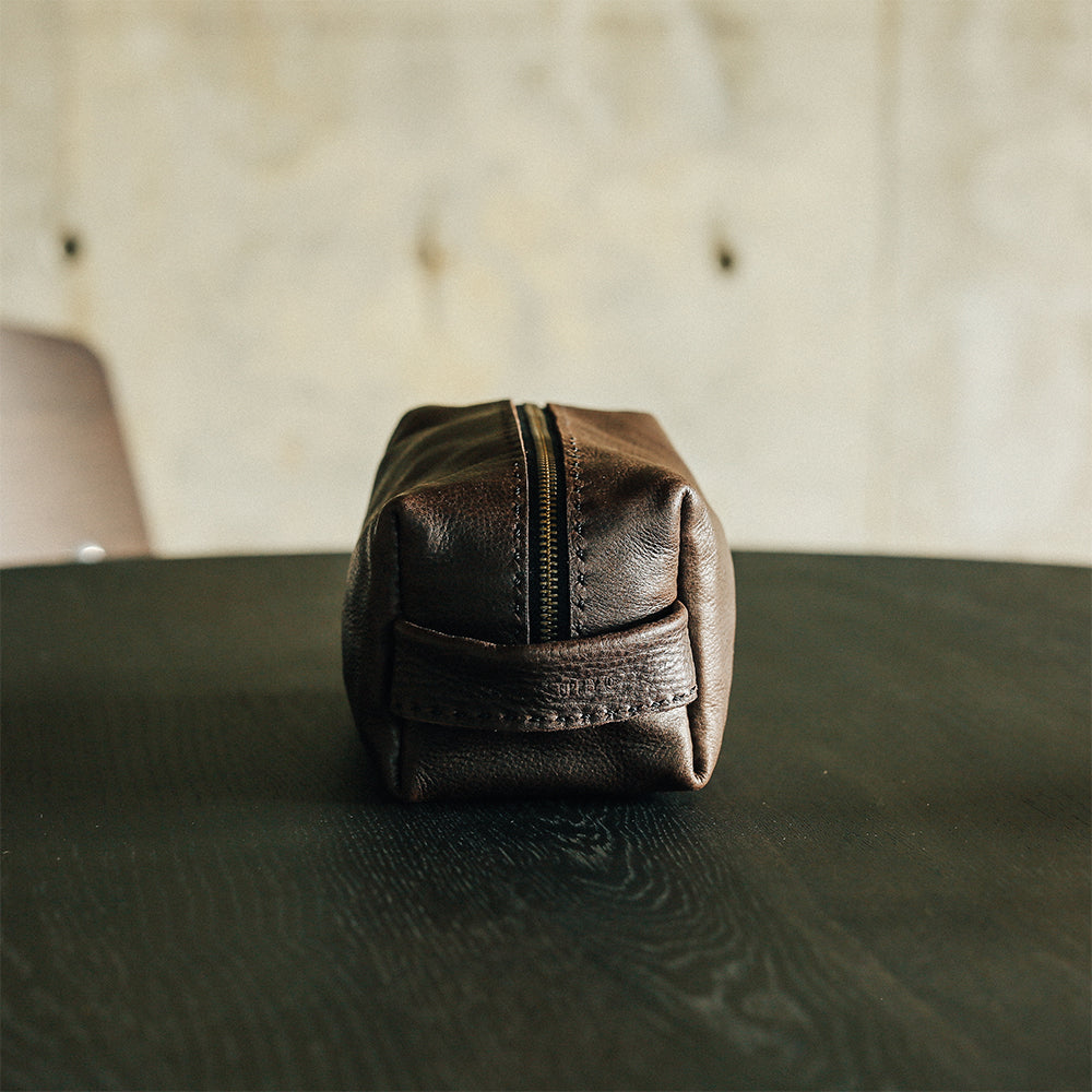 ソフトカウレザー Travel Mini Pouch(ベジタブルタンニン鞣し) / ダークブラウンレザー