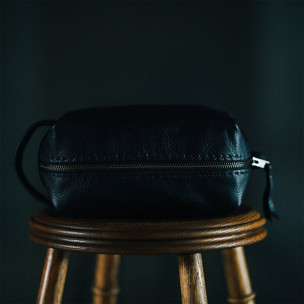 ソフトカウレザー Travel Mini Pouch(ベジタブルタンニン鞣し) / ブラックレザー
