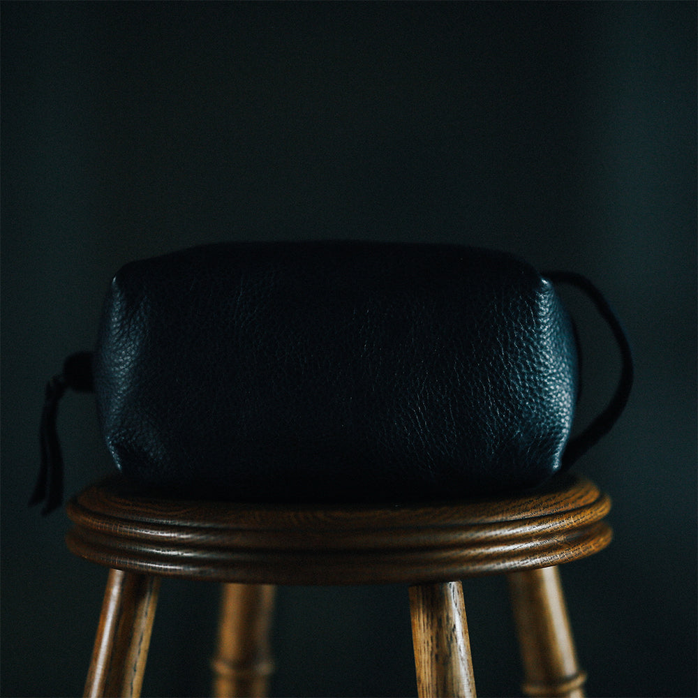 ソフトカウレザー Travel Mini Pouch(ベジタブルタンニン鞣し) / ブラックレザー