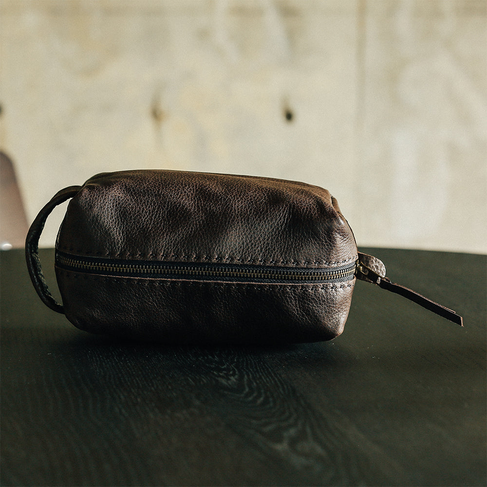 ソフトカウレザー Travel Mini Pouch(ベジタブルタンニン鞣し) / ダークブラウンレザー