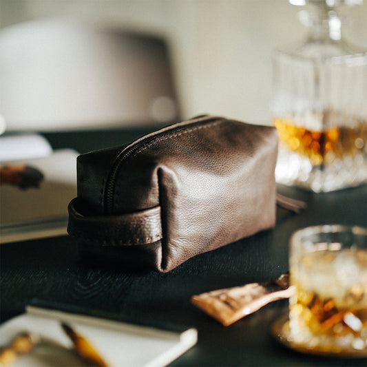 ソフトカウレザー Travel Mini Pouch(ベジタブルタンニン鞣し) / ダークブラウンレザー